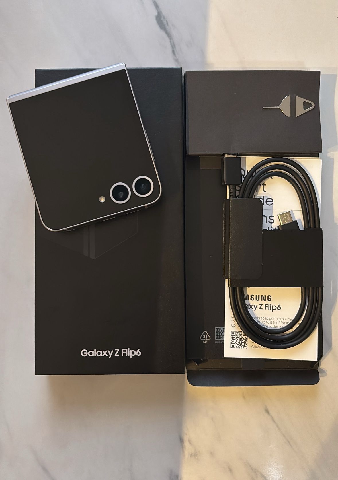 Samsung galaxy z flip6 256GB like new
