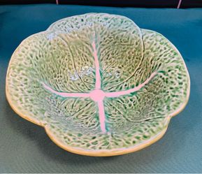 Vintage Olfaire green cabbage leaf salad/serving bowl. Made in Portugal