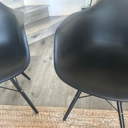 Beautiful Modern Chairs - Great For Any Room or Decor - Like New!