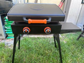 Blackstone 22” Adventure Ready Flat Top Griddle with Hinged Hood & Stand