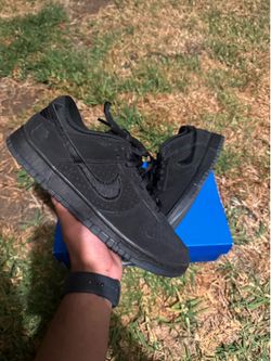 Nike dunk undefeated size 9