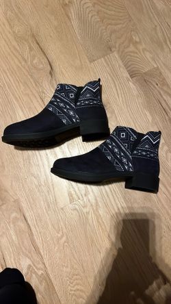 Size 8, women’s Black And Design With Gray And Black Shoes