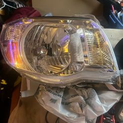 2005-2011 Toyota Tacoma Set Of Headlights