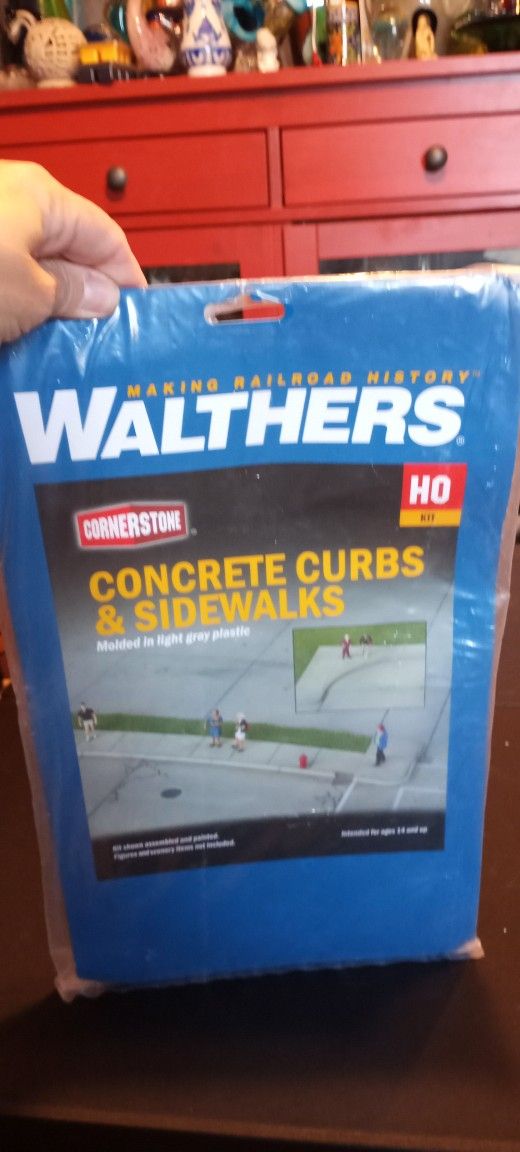 Walthers Cornerstone HO scale kit for concrete curbs and sidewalks
