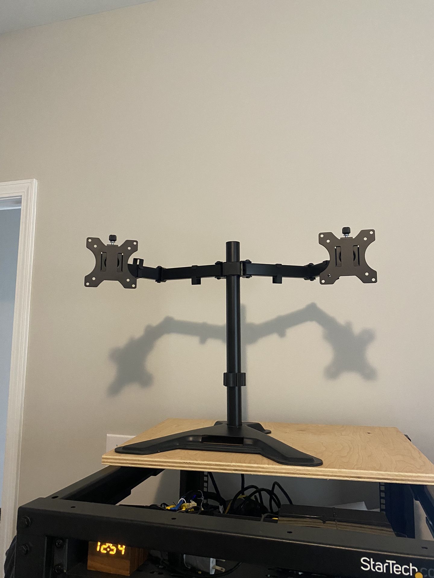 MOUNT PRO Dual Monitor Stand