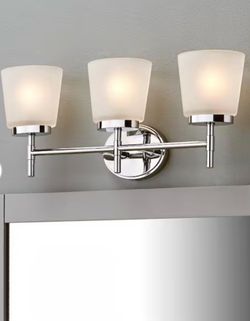 Lámpara plateada para baño