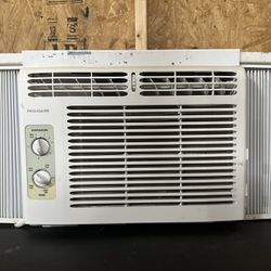 Frigidaire 5000 BTU Window Air Conditioner W/Side Skirts ❄️ICE COLD❄️ Delivery Available $25.00