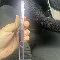 iPhone 14 Pro Max violeta