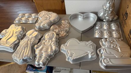 Seasonal cake pans
