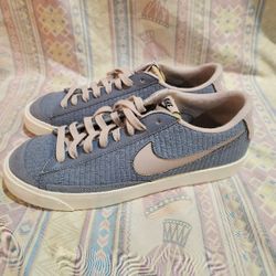 Nike sneakers size 11 Women's, Men's 9.5