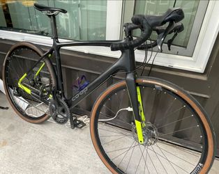 Co-op ARD 1.4 full carbon full Shimano 105 groupset/drivetrain Shimano hydraulic disc size large set up tubeless tires asking 1000$ obo