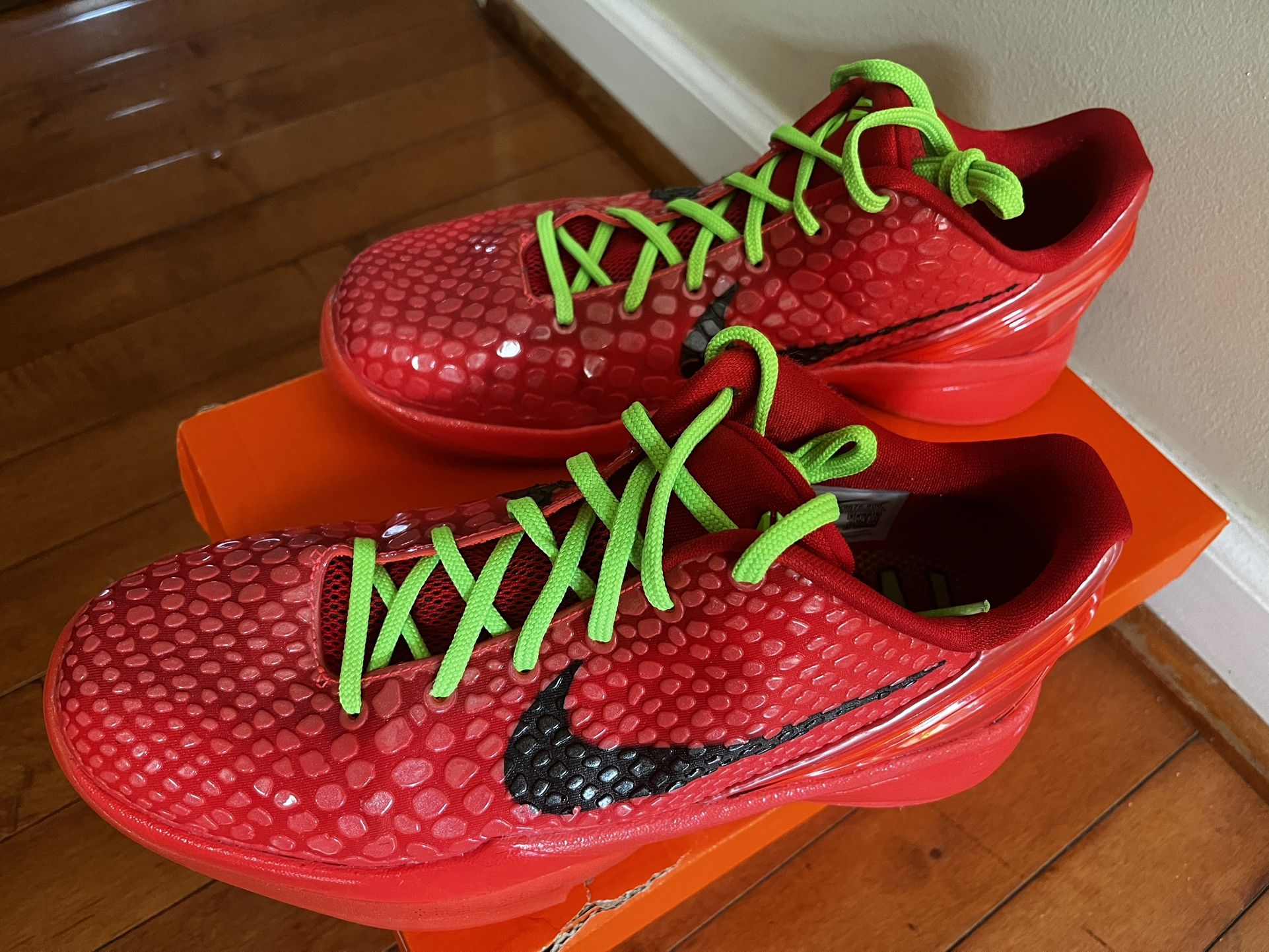 Reverse Grinch Sneakers 6.5Y