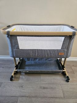 AMKE Baby Bassinet with Storage Shelf
