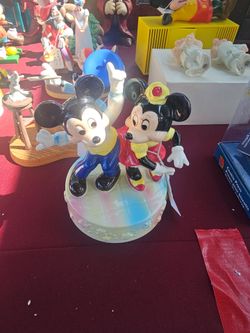 Disney mickey and Minnie dancing