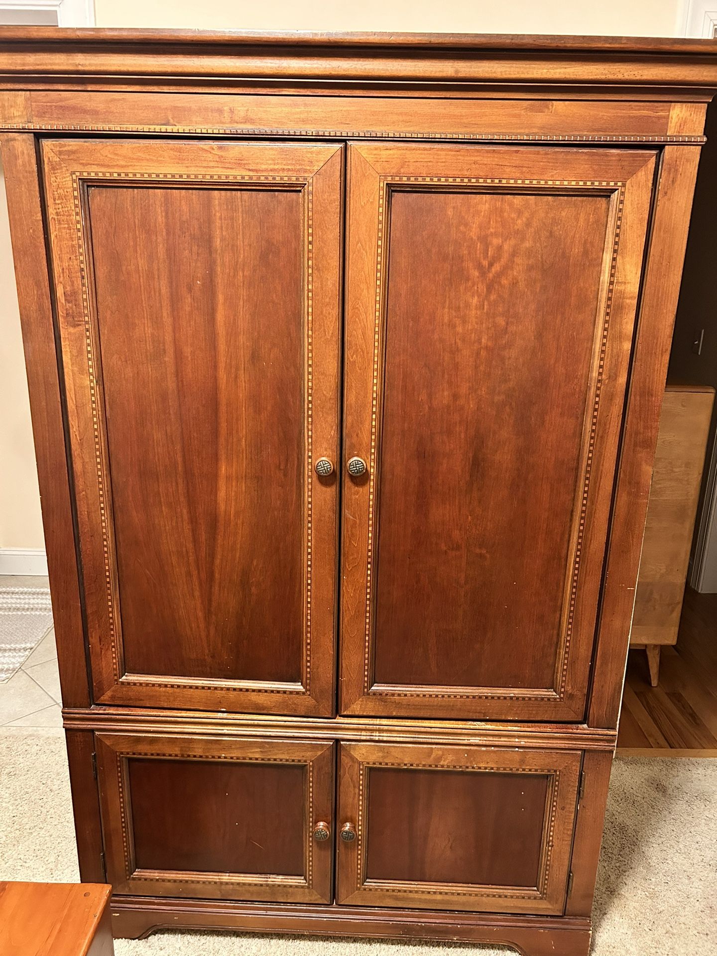 Beautiful inlaid wood details Media Unit