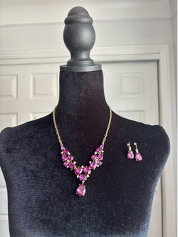 Light purple teardrop crystal necklace with earrings