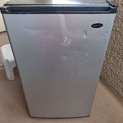 Mini Fridge . Moving and Got No Space For It , GOTTA GO FAST.