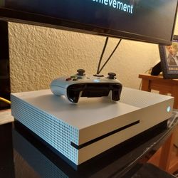 Xbox One S *Excellent Condition* w/ Controller