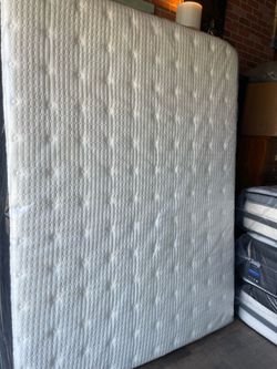 Queen size mattress Sealy Posturepedic pillow top