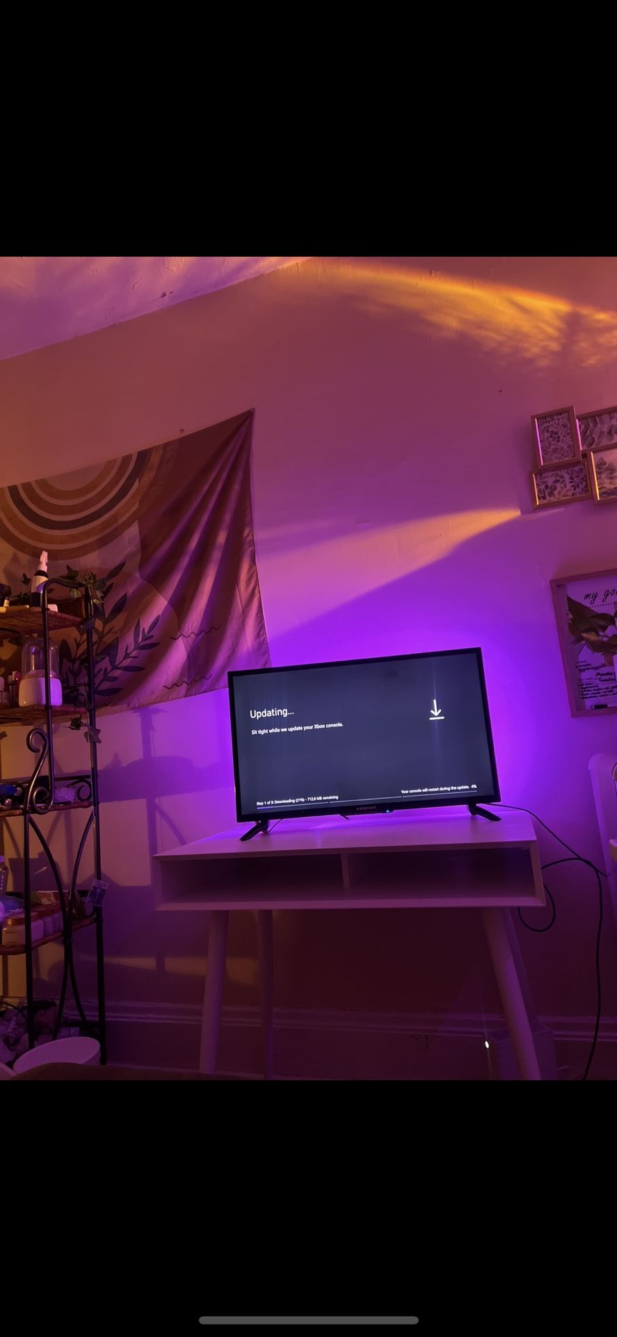 FLAT SCREEN ELEMENT 32-INCH, 720p HD LED TELEVISION