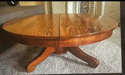 Antique Quarter Sawn Oak Round Coffee or Dining Table, Circa 1910s