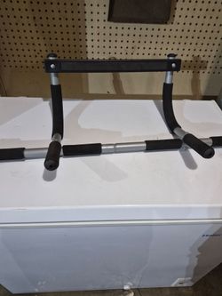 Exercise pullup bar for doorway