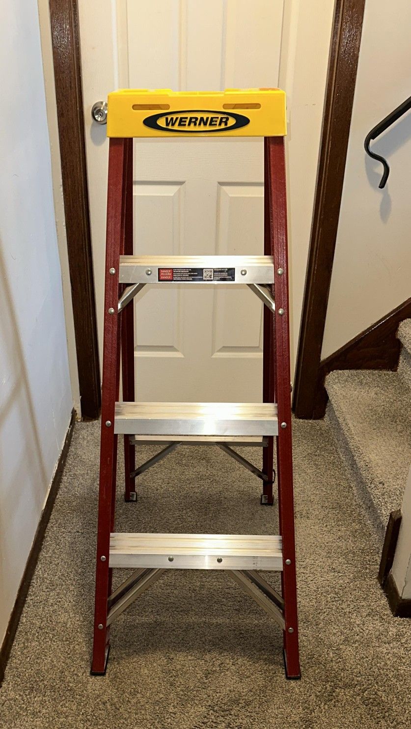 4-ft (8-ft Reach Height) Fiberglass Type 2 - 225 Ibs. Load Capacity Step ladder