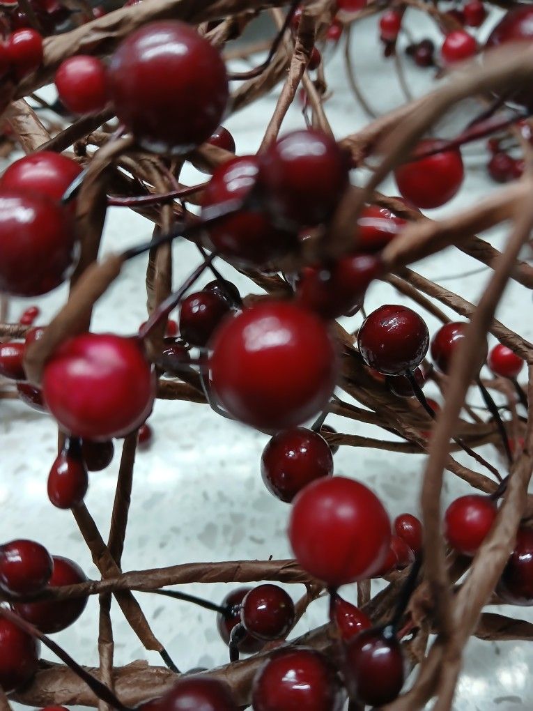 3 8 FT CHRISTMAS BERRIES GARLAND