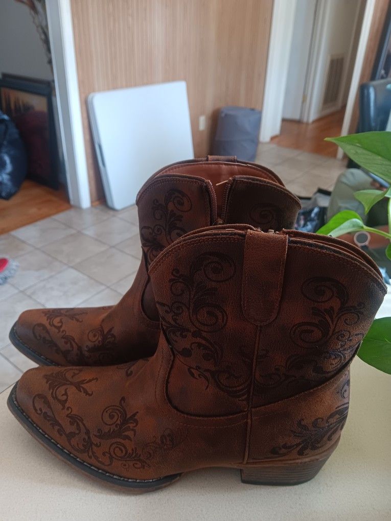 Brown Boots With Design Sz. 9