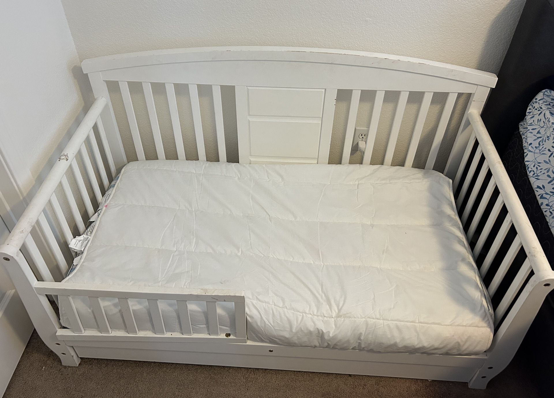 Infant/Toddler Bed with Mattress