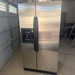 Kenmore Refrigerador. 68 1/2 Tall And  35 1/2 Wide  27 1/2 Depth 