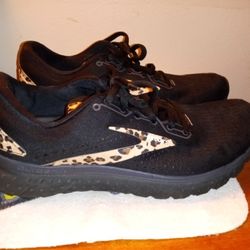 Women's Brooks Size 9 Brand New