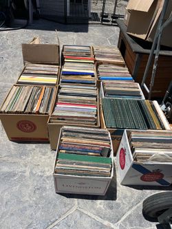 Over 1000 records i bought storage units and found there so i don’t know anything about them asking $200 for everything thank you