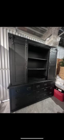 Magnolia home Hutch Like New Retails For 3k. 