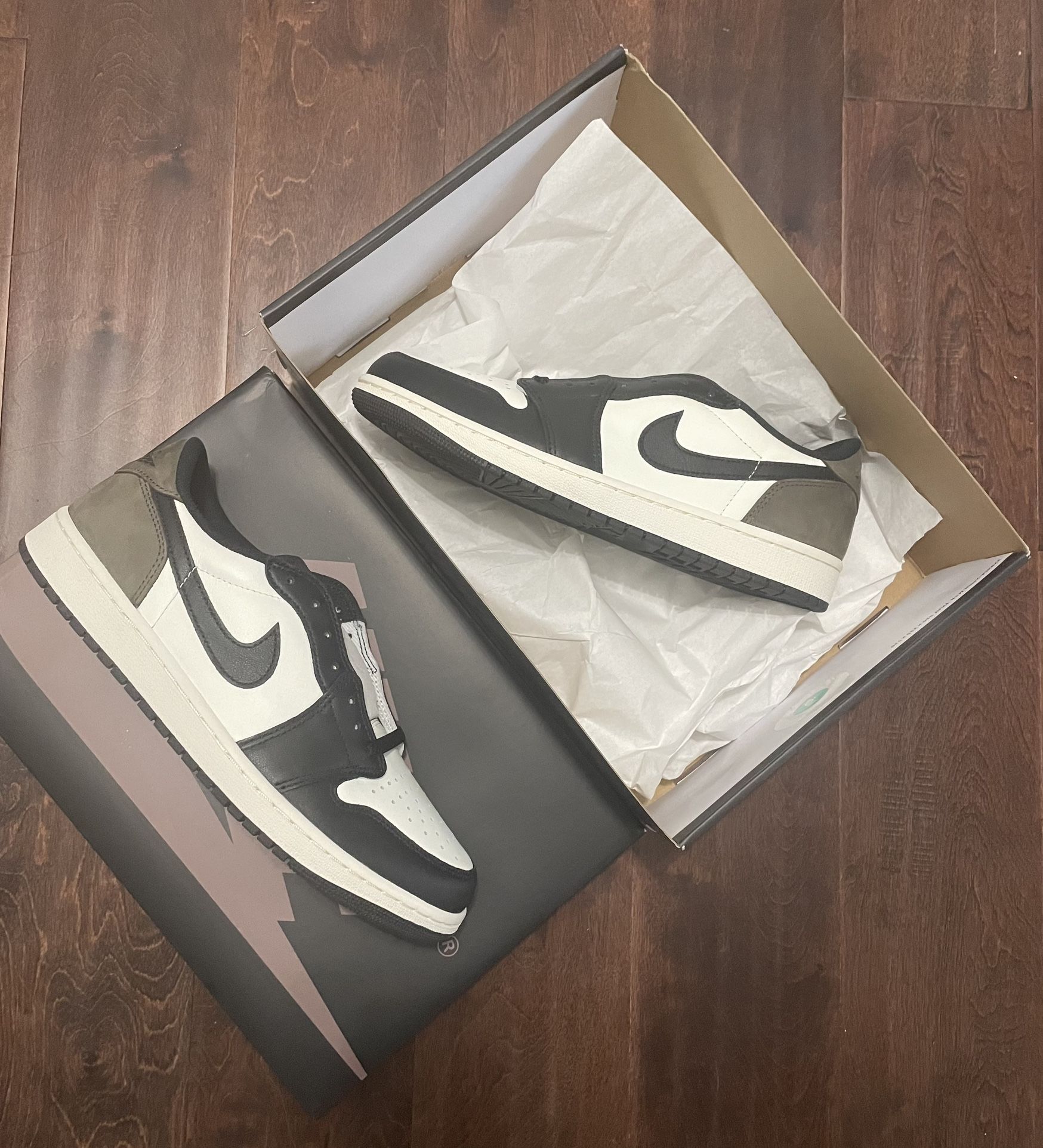 Jordan 1 Low Mocha Size Size 10 & 9.5