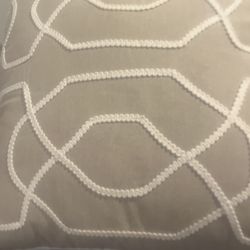 Brand New Gorgeous Set Of Throw pillows tag still on