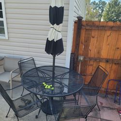 Patio Furniture. Metal Table And 4 Chears With Ambrella. Great Condition 