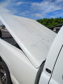 1999 new style Chevy white tonneau cover used
