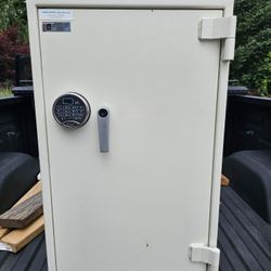Excellent Condition Safe w/ Drawers