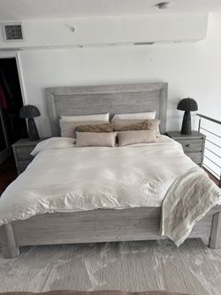 Gray Solid Wood King Bed And Nightstands- Bedroom Set