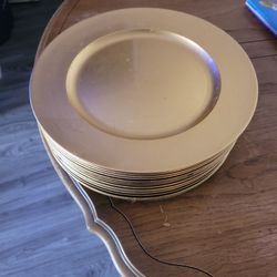 Fourteen large gold decorative plates