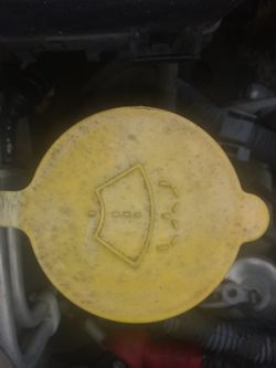 Nissan Altima 98 to 2001 windshield wiper fluid resivor. Good condition