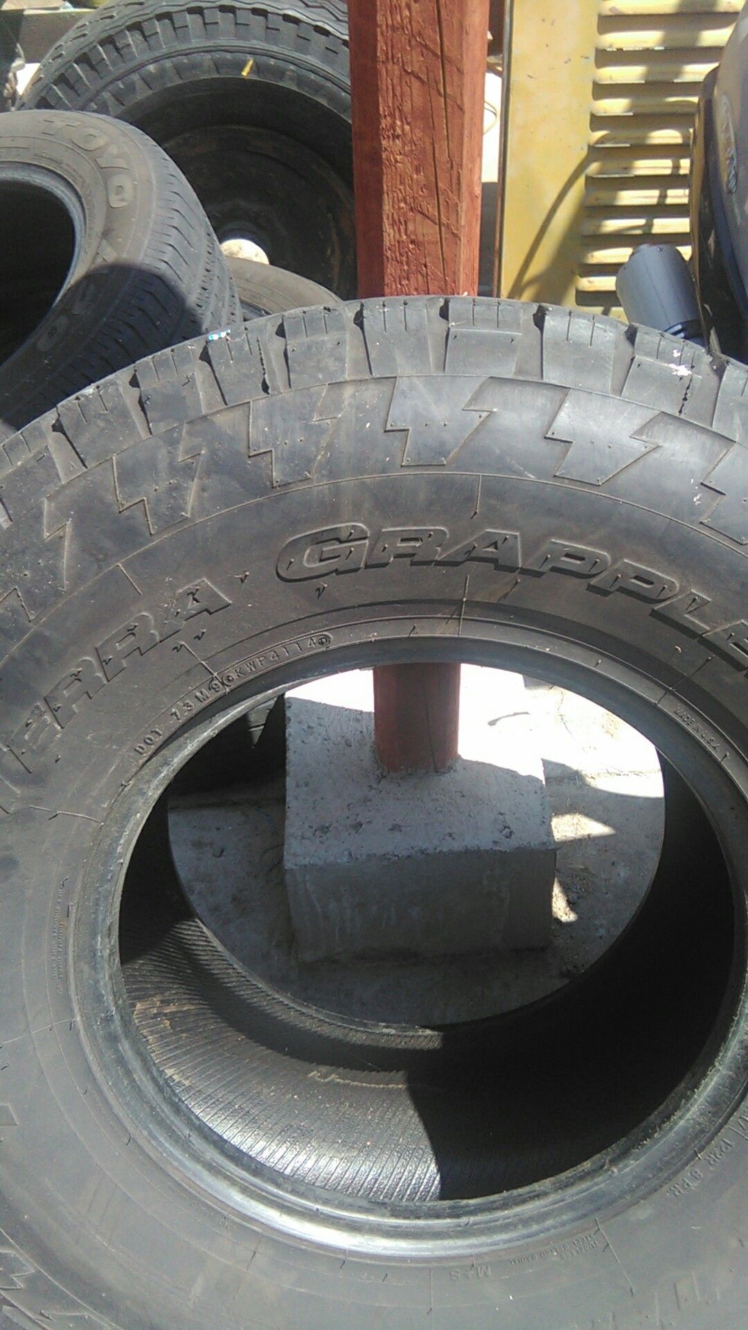 N i t t o Tara gripper LT 325 70 R17 only one $15 good Tire