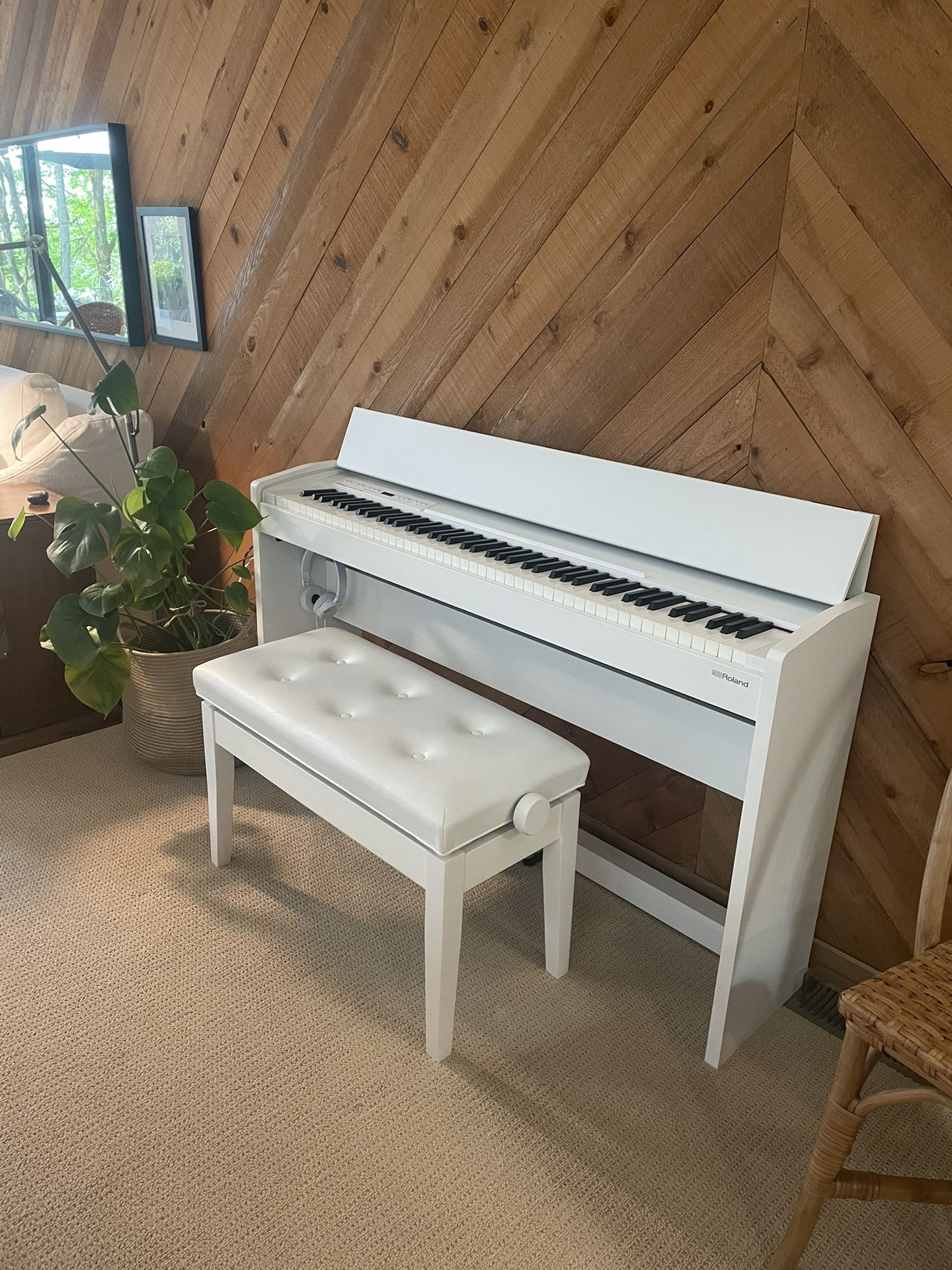 ROLAND F-140R White Digital Piano