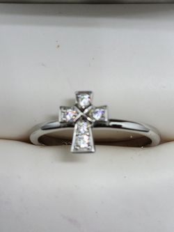 Pretty cross ring