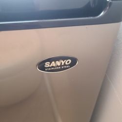 Sanyo MINI Fridge