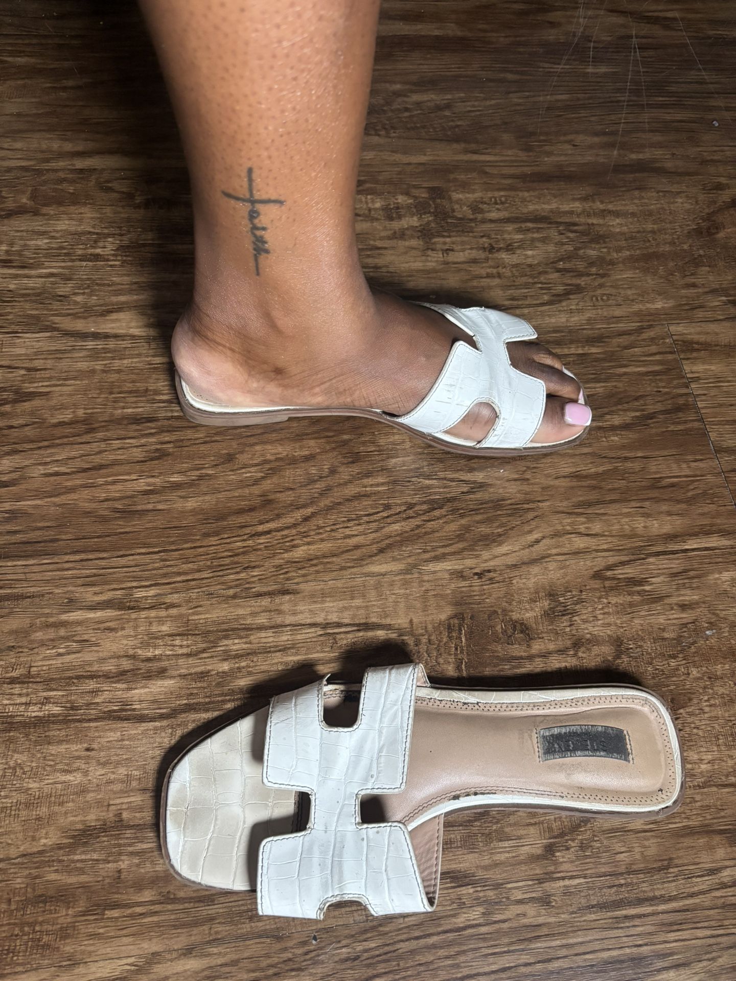 Size 10 White Flat Sandals