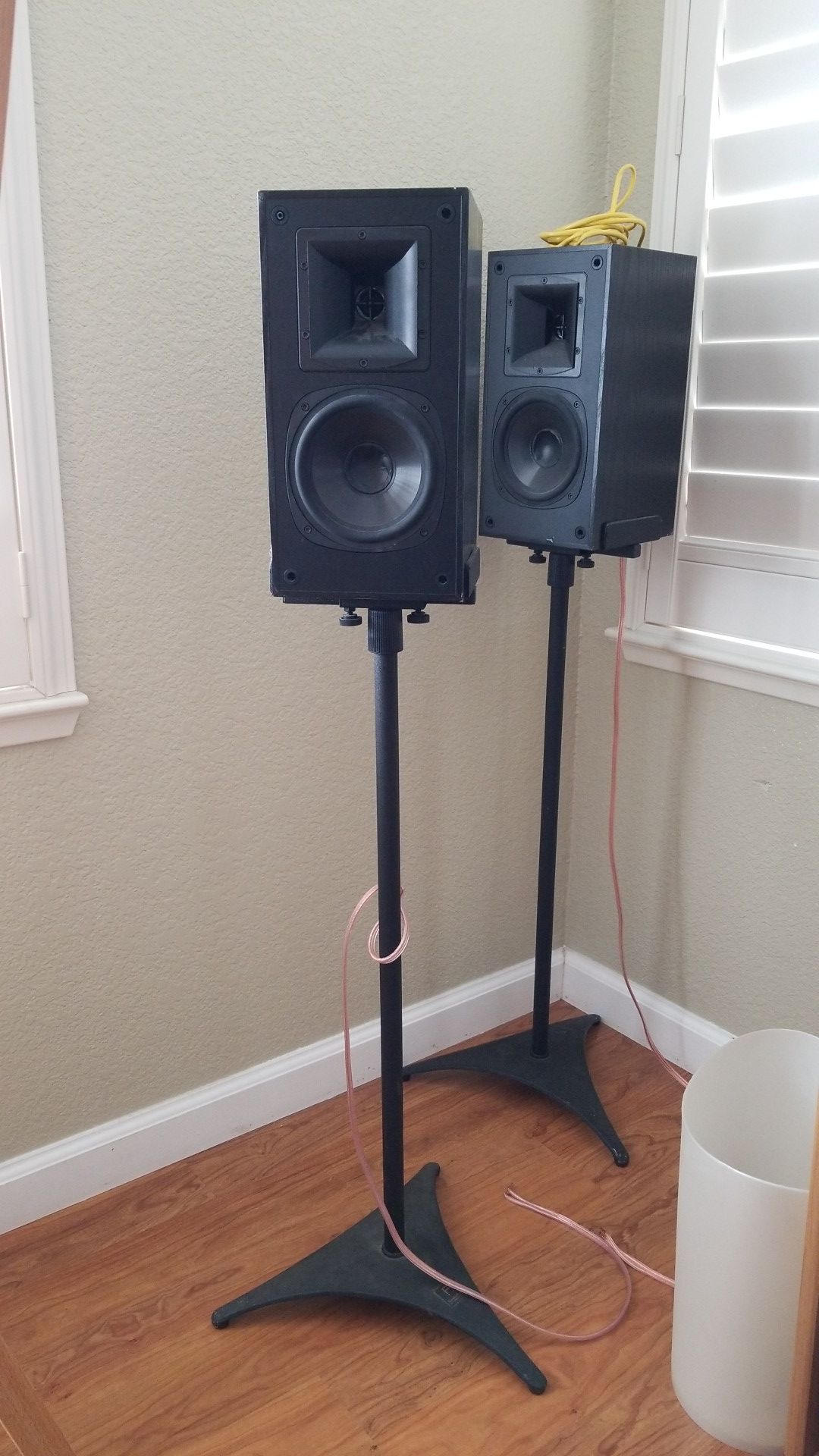 KLIPSCH Bookshelf speakers (SB1) with stand for Sale in Sacramento, CA OfferUp