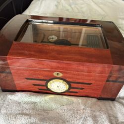 Cigar humidor