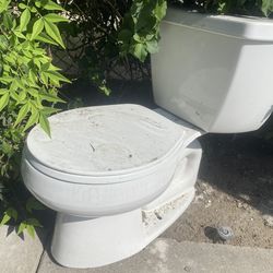 Kohler toilet, pulled out of our remodel. Complete unit